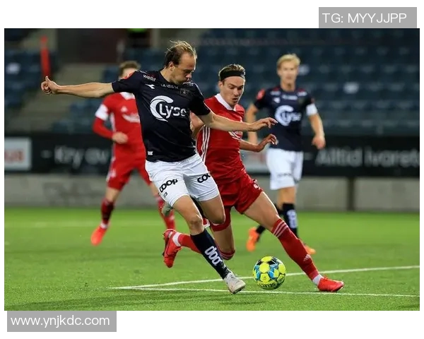 莫尔德与兰赫姆的激烈对决揭示足球战术与团队精神的较量 莫尔德与兰赫姆的激烈对决揭示足球战术与团队精神的较量